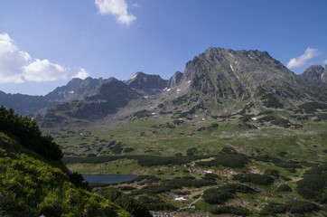 Obraz premium view of mountains and lake