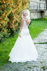 Fototapeta na wymiar Beautiful bride in sunset rays