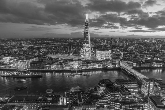 Fototapeta London skyline at night in black and white