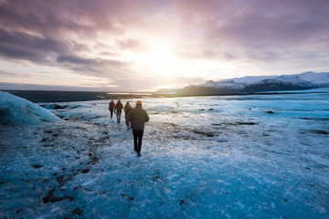 glacier iceland islande randonnée marcheur marcher glace guide découvrir froid paysage