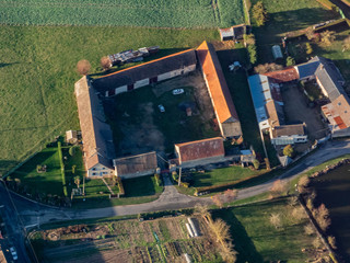 Fototapeta na wymiar vue aérienne d'une ferme à Adainville dans les Yvelines en France