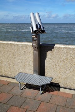 Aussichtsfernrohr mit Trittbrett am Hafen