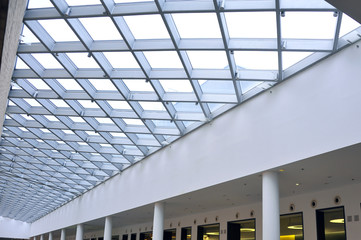 Obraz premium Arc polycarbonate canopy and reinforced concrete construction
