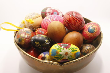 Œufs décoratifs en bois peint dans un bol