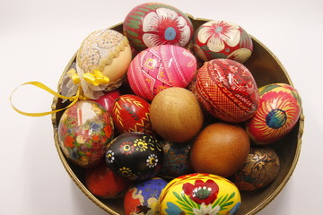 Œufs décoratifs en bois peint dans un bol