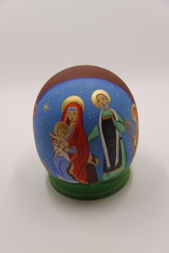 &OElig;uf en bois peint sur la nativit&eacute;