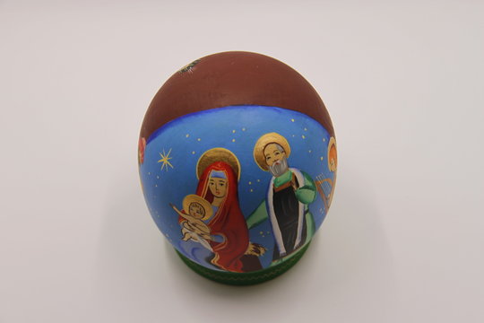 &OElig;uf en bois peint sur la nativit&eacute;	