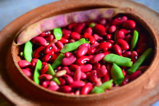 Olla de barro con frijol rojo