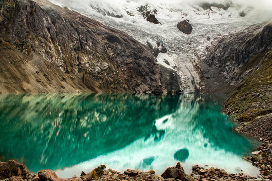 La bellissima Cordillera bianca e le sue lagune nel parco nazionale Huascaran, Huar&agrave;z, Per&ugrave;