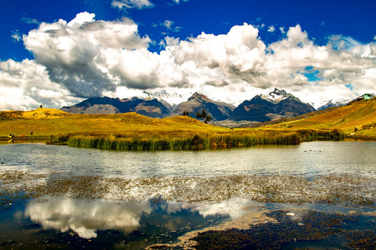 La bellissima Cordillera bianca e le sue lagune nel parco nazionale Huascaran, Huar&agrave;z, Per&ugrave;