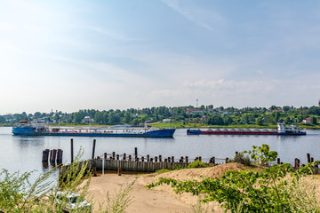 Obraz premium Ships on the Volga river near the city of Tutaev
