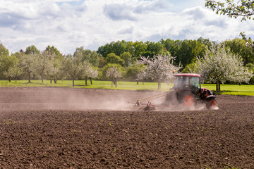 Traktor beim Pflügen  © lavillia