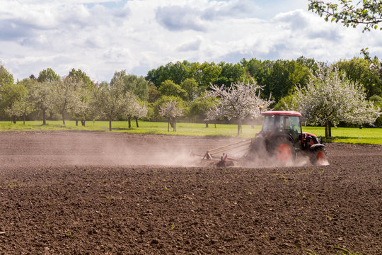 Traktor beim Pfl&uuml;gen 