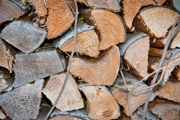 Stapel von Brennholz aus gespaltenen Holzstämmen - Holz-Texturen