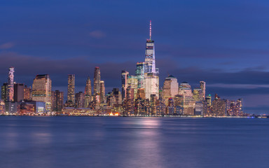 Obraz premium Financial District Panoramiczny widok z rzeki Hudson w nocy z długą ekspozycją