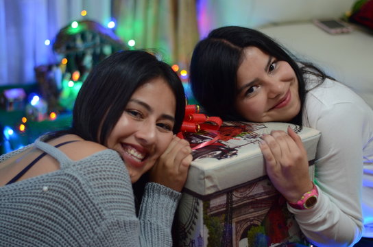chicas abrazando su regalo de navidad 