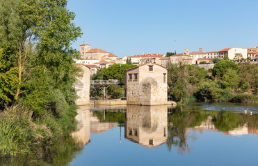 Obraz premium water mills (Aceñas de Olivares) in Duero river and a view of Zamora city, Spain