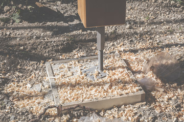 Nahaufnahme eines neu eingesetzten Holzpfostens. Auf der Baustelle - Making of.