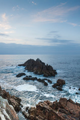 ISLOTE DE ROCAS EN EL MAR EN LA COSTA DE GALICIA