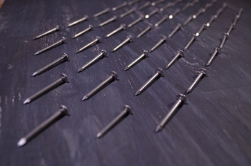 металлические гвозди и молоток