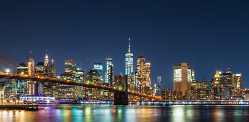 ニューヨーク　ブルックリン・ブリッジとマンハッタンの摩天楼 - obrazy, fototapety, plakaty