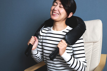 肩のマッサージをする女性