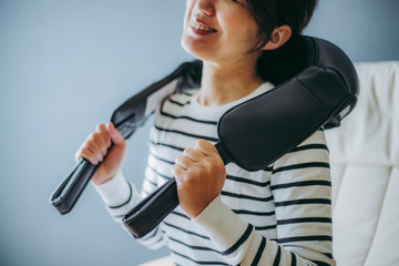 肩のマッサージをする女性