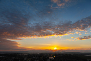 Fototapeta premium 新年 朝日 日の出 霧 薄い