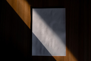 Folhas de Papel Sulfite em branco com a luz do sol