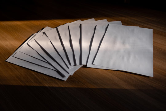 Folhas de Papel Sulfite em branco com a luz do sol
