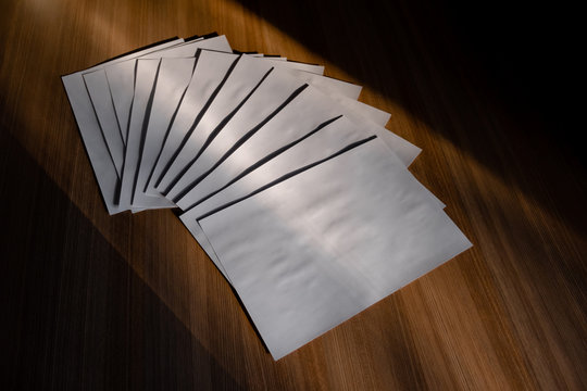 Folhas de Papel Sulfite em branco com a luz do sol