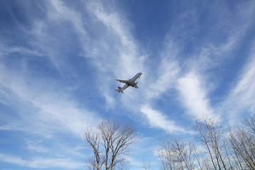 Fototapeta na wymiar airplane in the blu sky with space for text