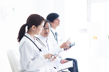 Fototapeta premium 三人の医師たちが並んで前を見つめている