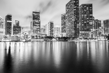 Fototapeta premium Architektura panoramę centrum Miami w czerni i bieli