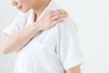 白衣を着た肩の痛みがある女性