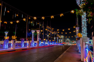 Obraz premium Brightly Christmas decorated bridge in Siem Reap