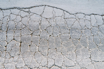 ひび割れたアスファルトの道路