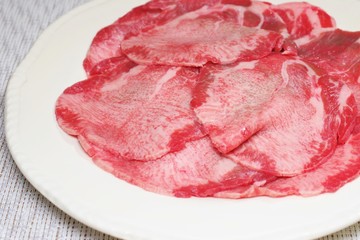 焼肉用の牛タン薄切り
