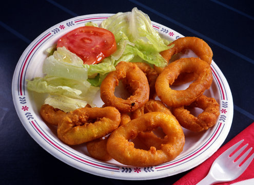 Plato de calamares a la romana y ensalada.