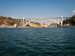 Blick auf die Brücke Ponte da Arrábida