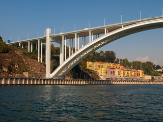 Detail der Brücke Ponte da Arrábida