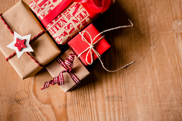 Weihnachten - Geschenke auf Holz liegend in rot und Kraftpapier