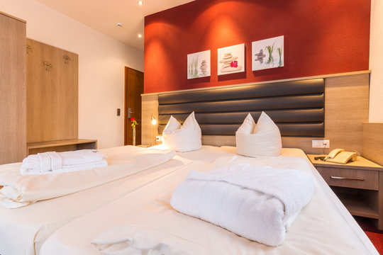 Doppelbett im Hotelzimmer