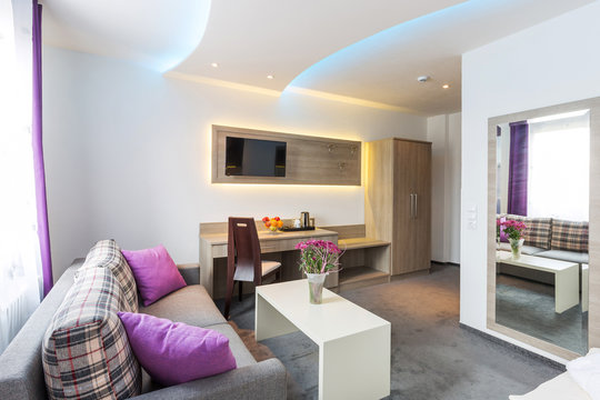 Sitzecke und Schreibtisch im Hotelzimmer