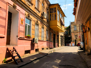Obraz premium TBILISI, GEORGIA - July 10, 2018: Houses and narrow streets of the old city of Tbilisi, Georgia