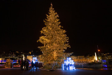 Beleuchteter Weihnachtsbaum beim KKL, Luzern, Schweiz
