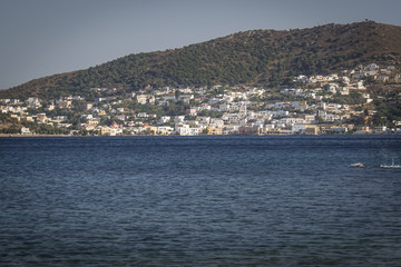 Paysage grec avec des maisons blanches