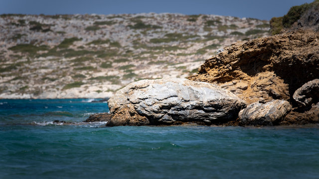 Un rocher sur la plage en grece