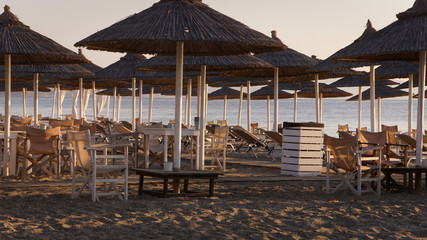 Plage de Kos avec parasols et bains de soleil
