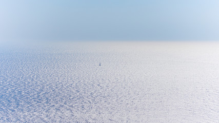 Bateau a voile dans l'immensité de la mer